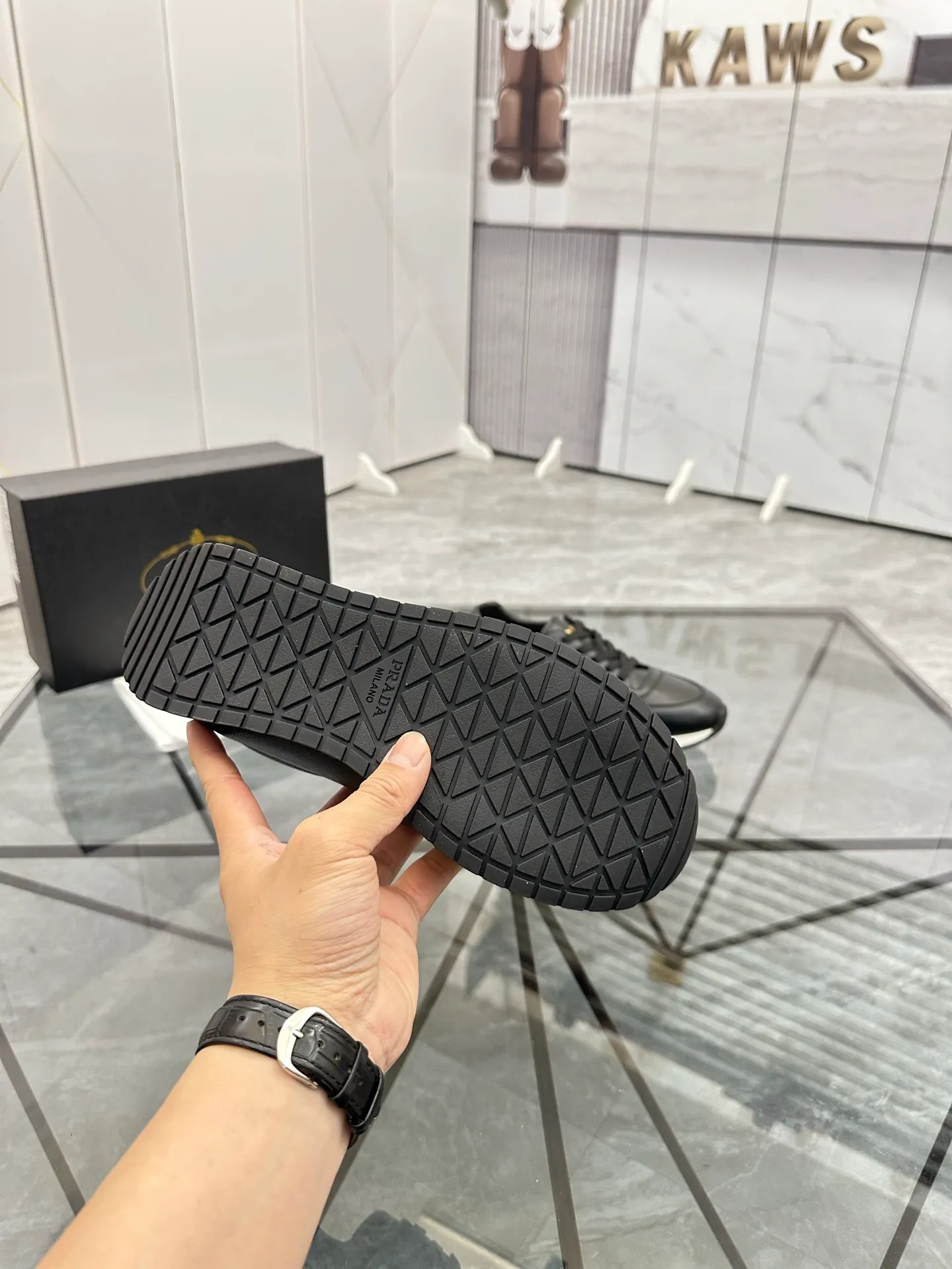 Men's shoes: 💰P420¥ Product trademark: Prada *"Prada*" low-top casual shoes Regular size: 38-44 (can be customized to 45) Product materials: imported cowhide upper, sheepskin lining, original outsole. Number: 020